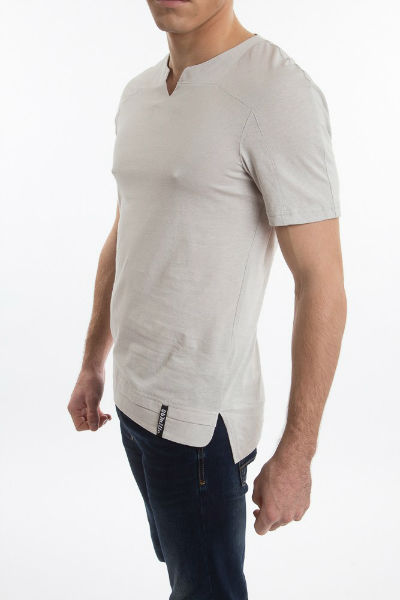 t-shirt coupe long fit sur un homme