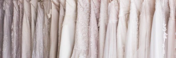 Accorder sa robe au thème de son mariage