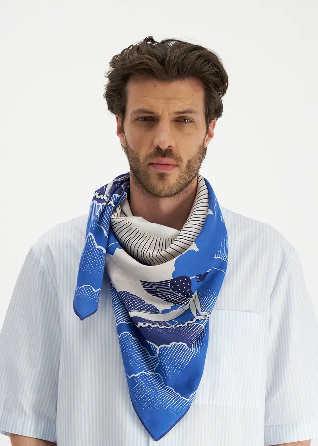 Le foulard en soie de la marque Inoui Editions apporte une élégance à votre tenue