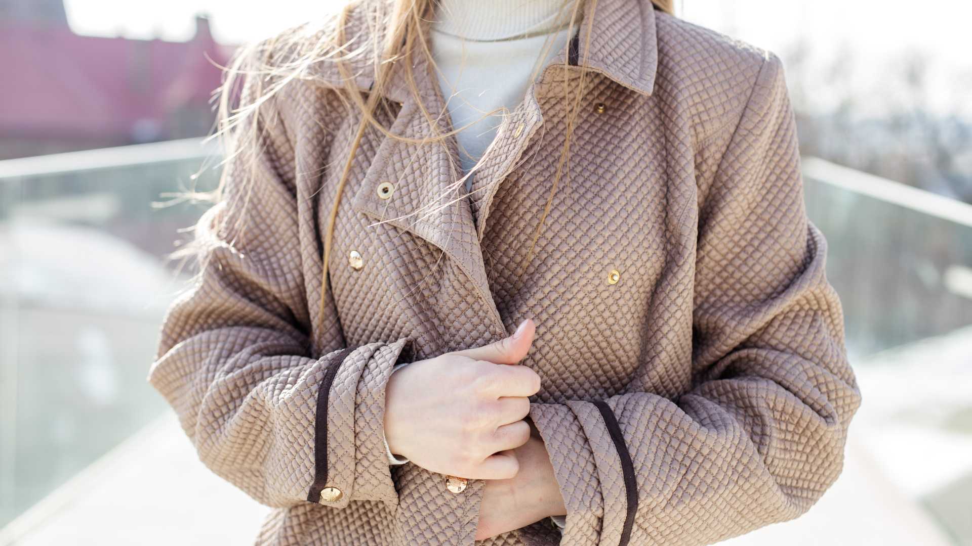 femme avec un manteau en hivers