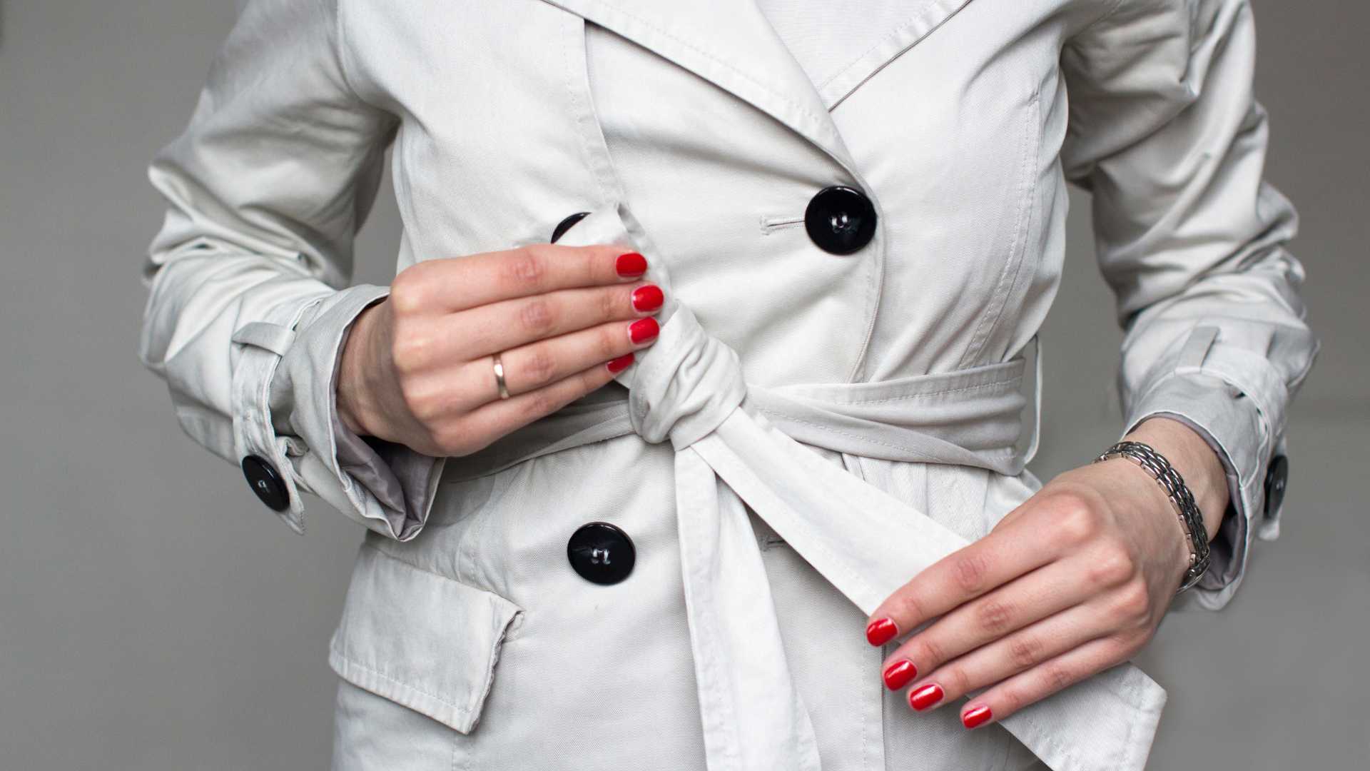 femme avec manteau blanc