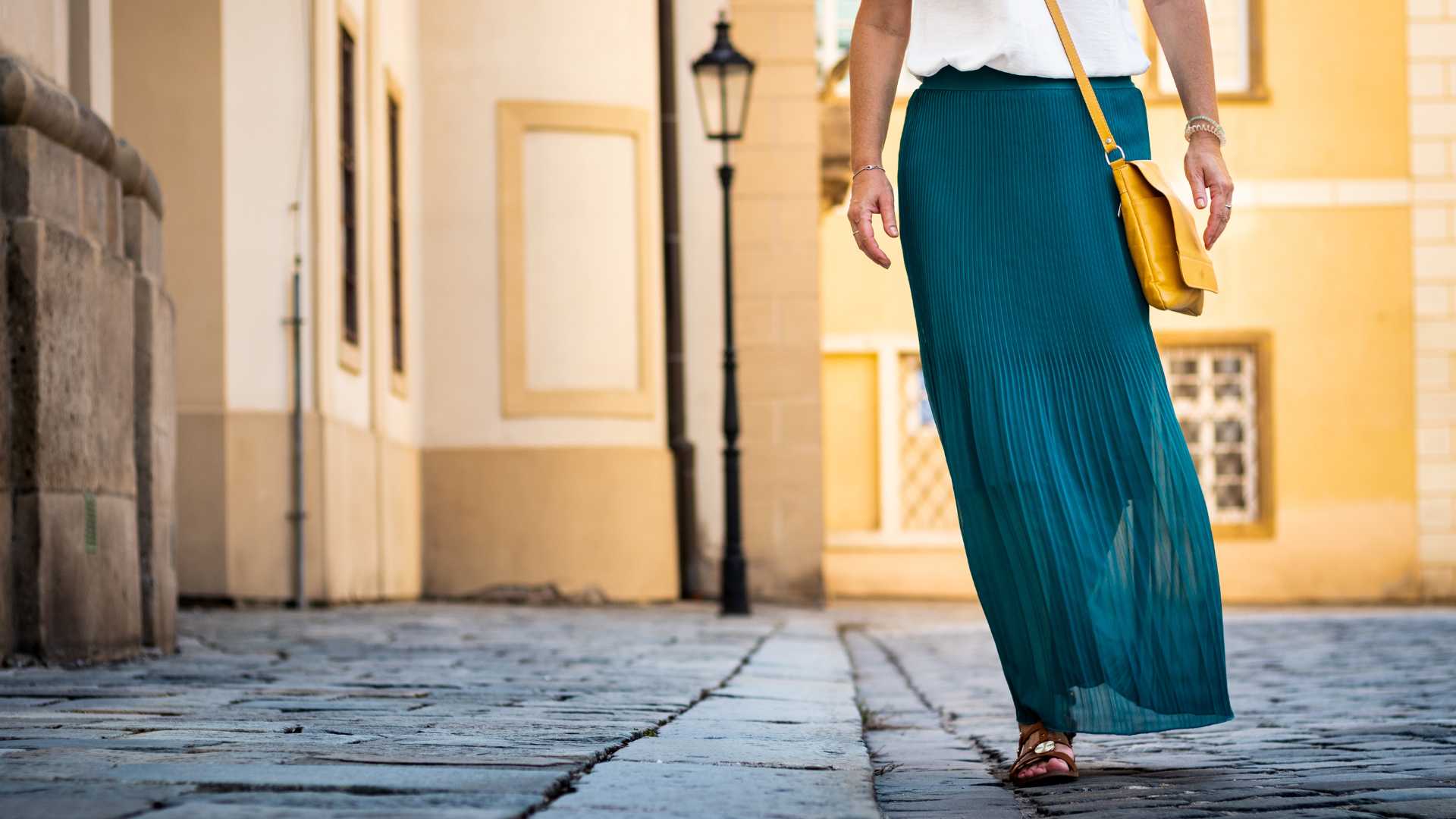 femme en jupe longue verte