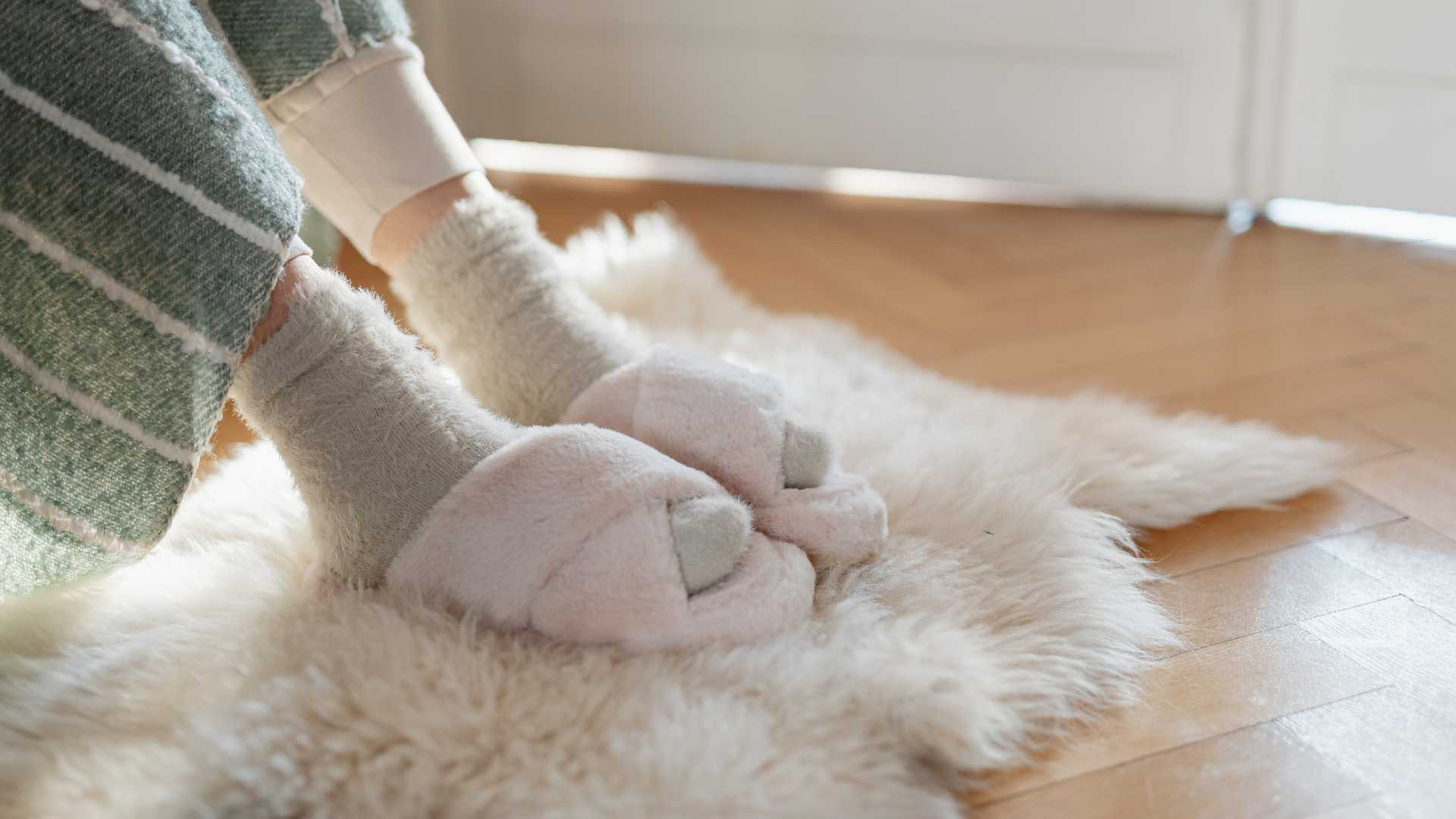 chaussons rose sur tapis blanc