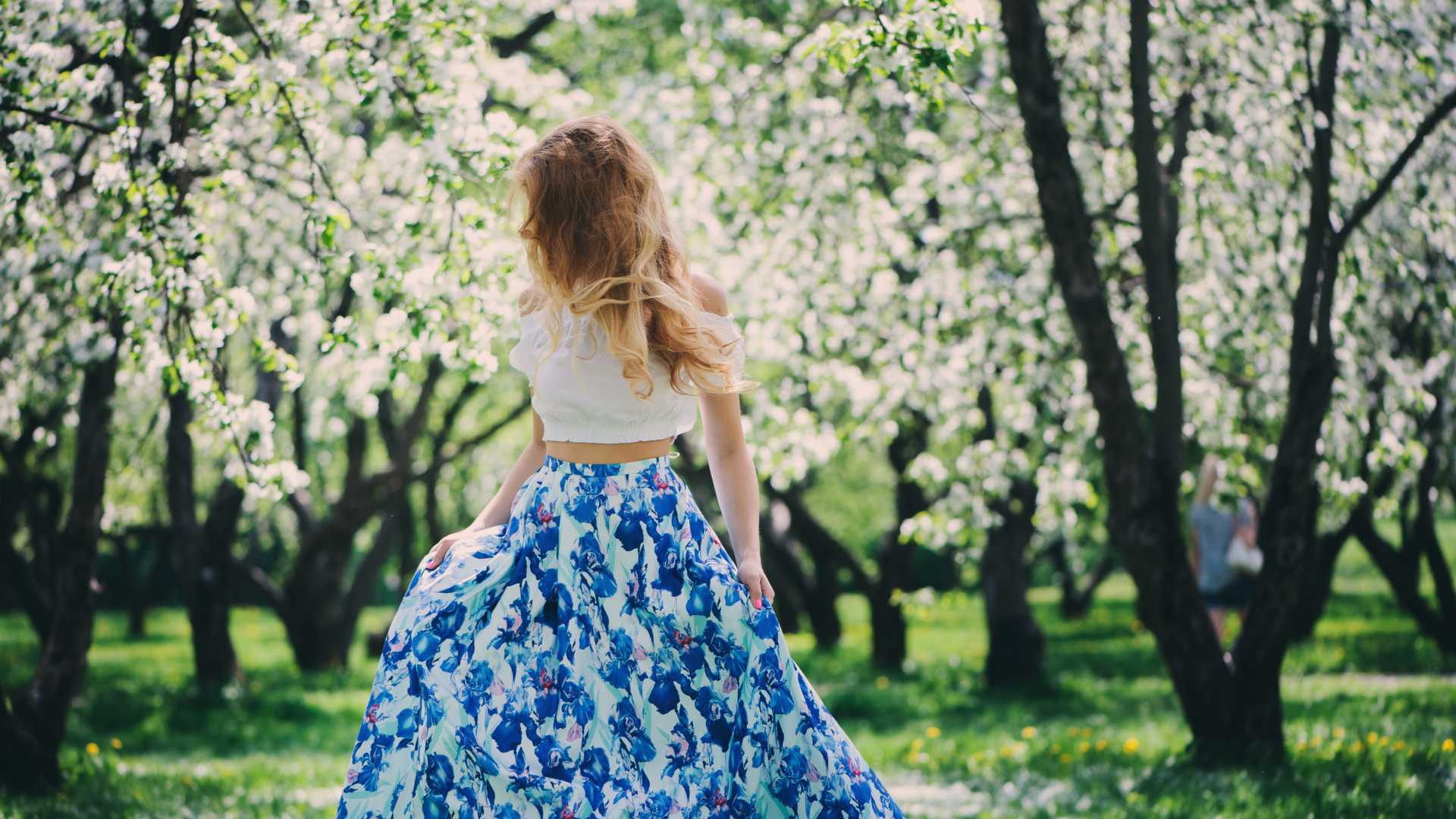 femme en jupe longue bleu dans la nature