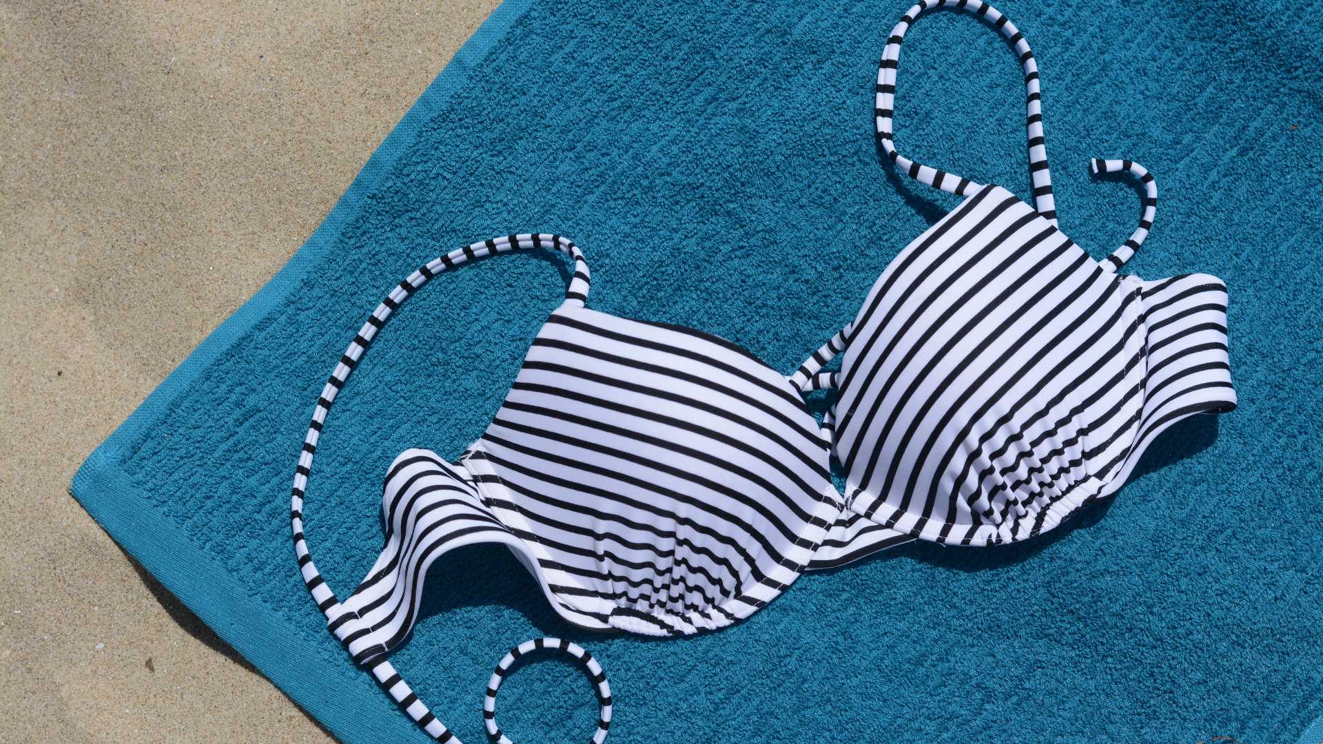 haut de maillot de bain femme à rayure sur serviette bleu