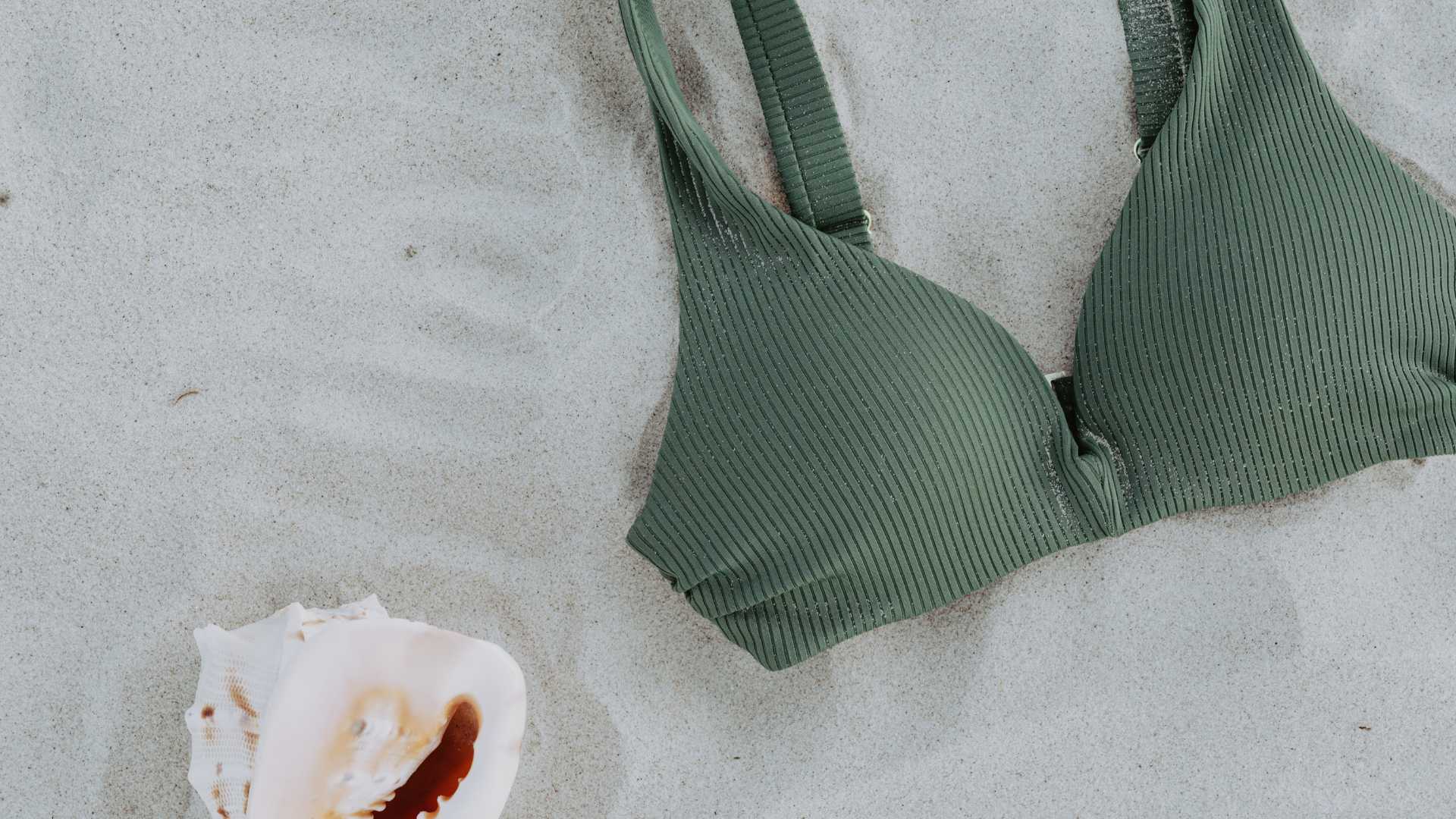 Soutien-gorge femme inadapté au maillot de bain : un problème de taille