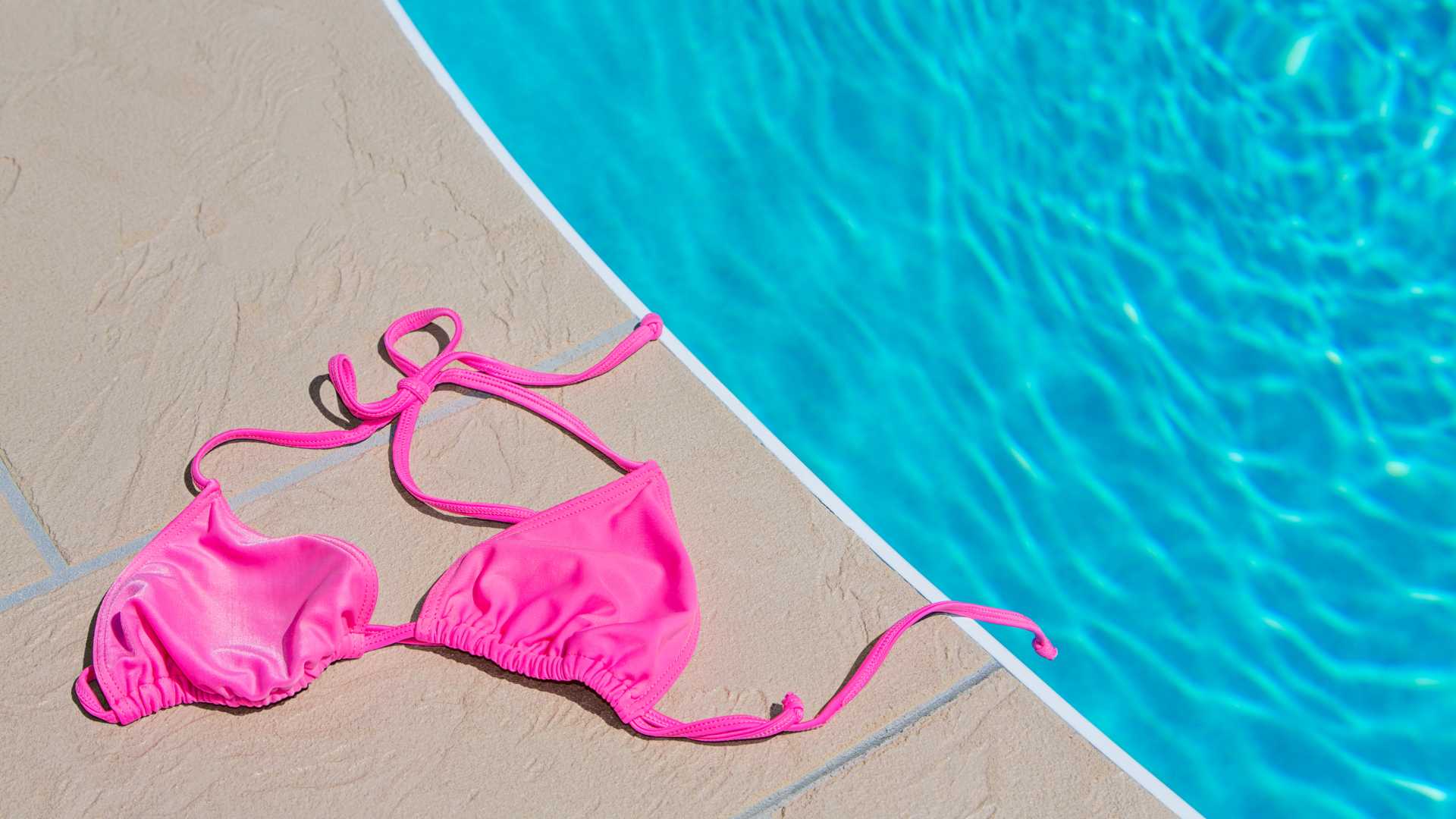 haut de maillot de bain à côté d'une piscine