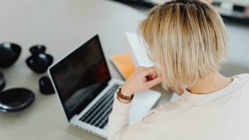 femme blonde cheveux court au travail