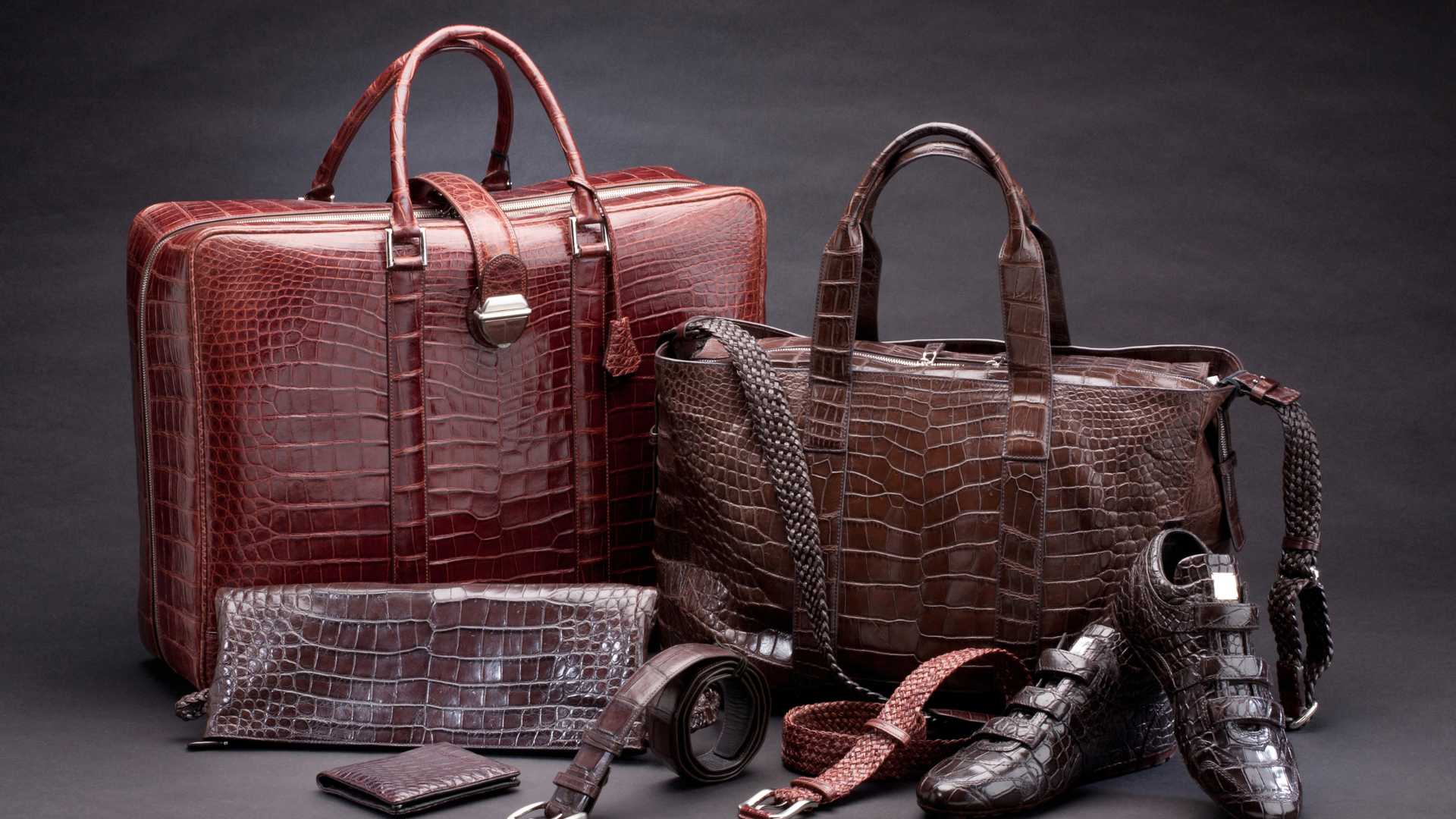 Les accessoires en cuir incontournables pour l&rsquo;homme et la femme moderne.