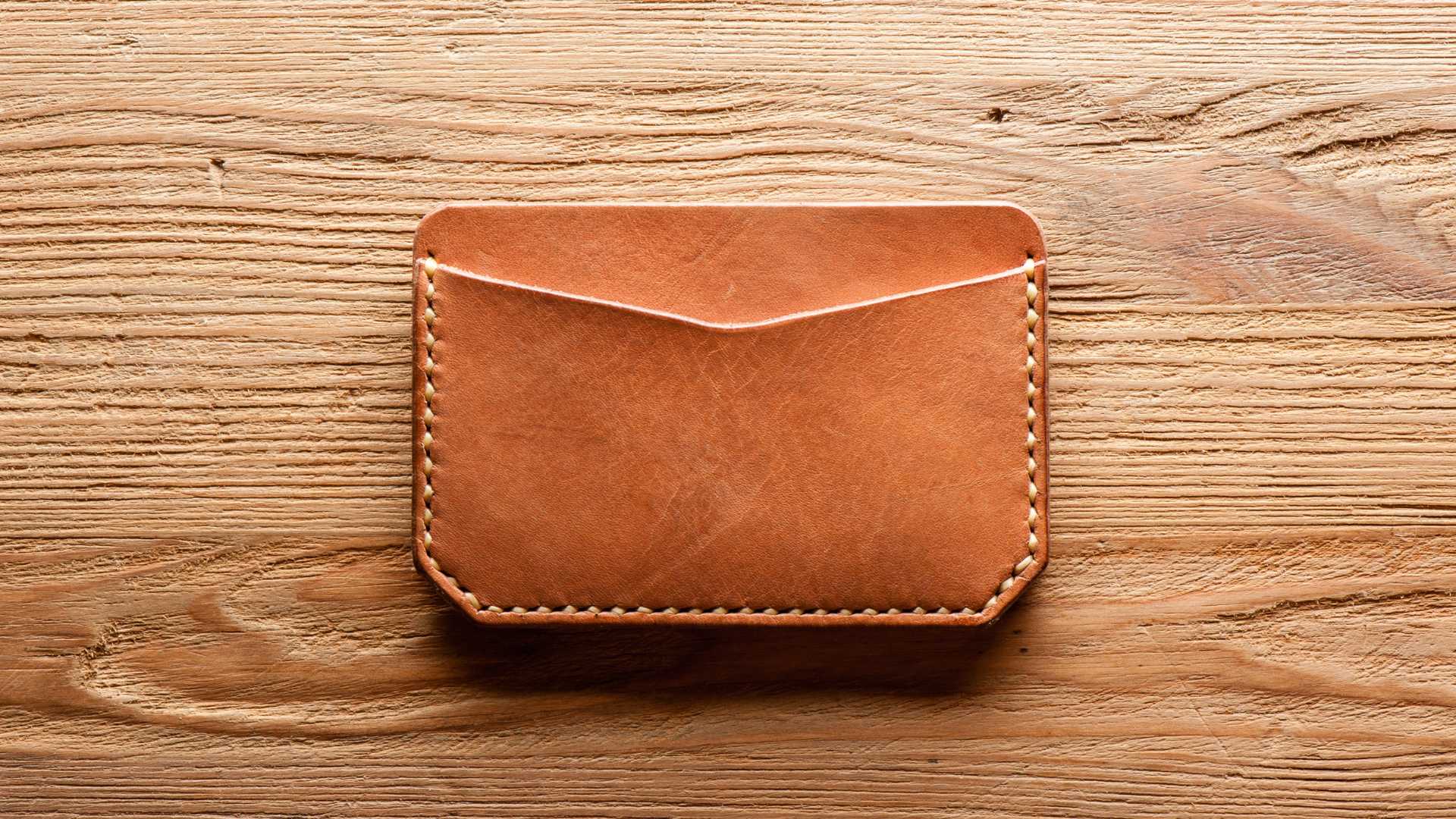 Les techniques traditionnelles de tannage et leur importance dans la maroquinerie moderne.