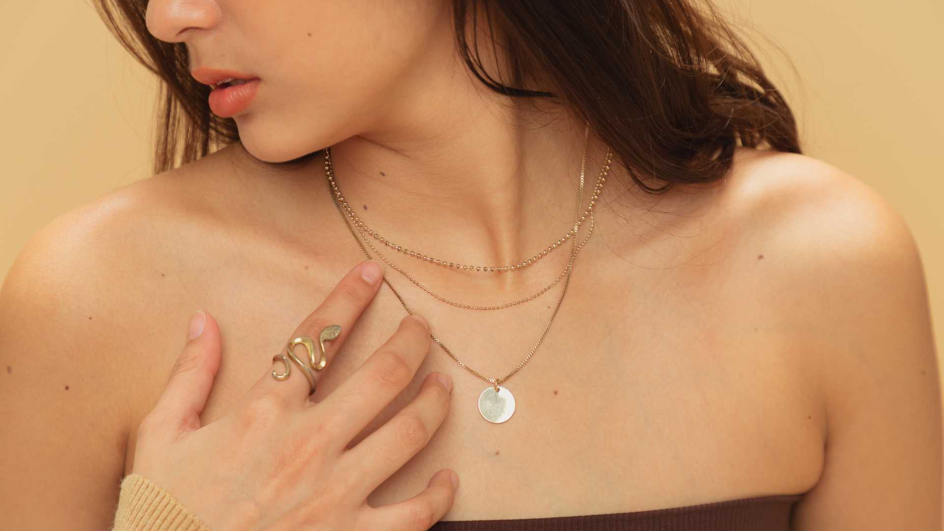 femme avec bague serpent