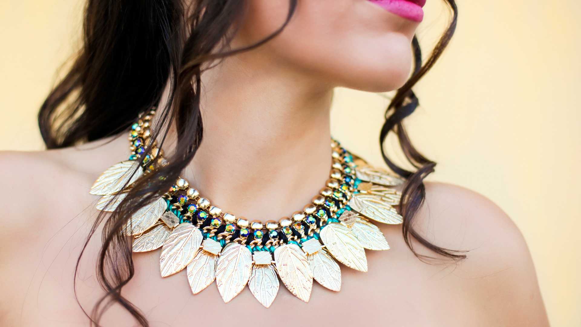 collier fantaisie avec des plumes