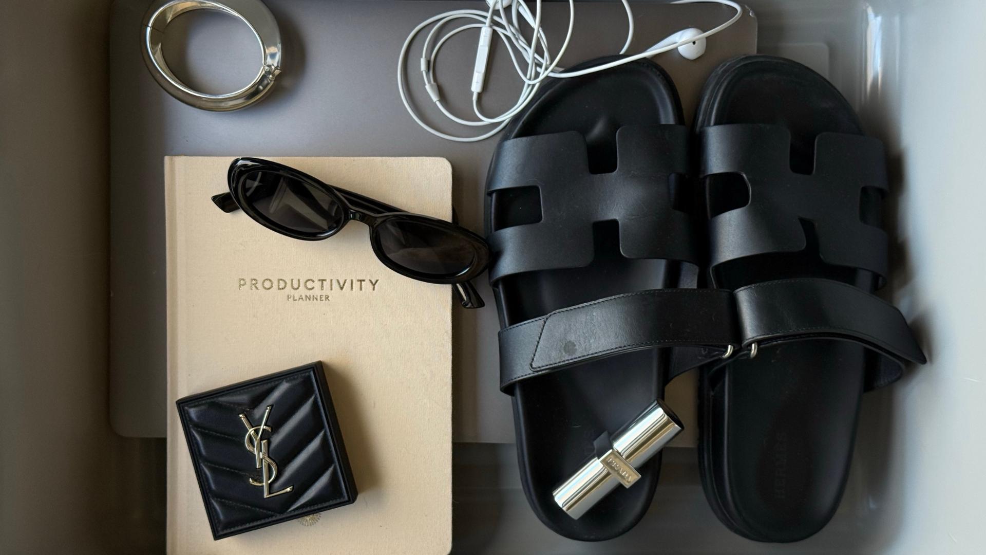 Les 5 accessoires indispensables pour sublimer une tenue basique