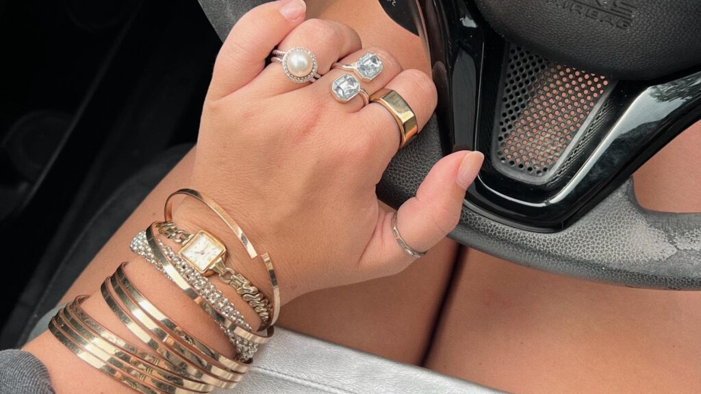 Bagues et bracelets imposants 